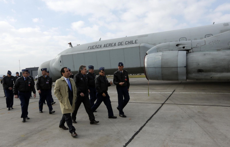 El general Robles guía al ministro Espina hacia el avión de alerta temprana EB-707 Cóndor. Foto: Mindef.
