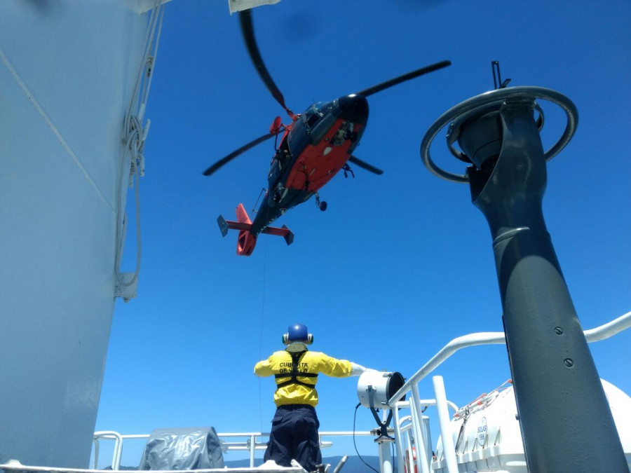 Especialista de Aviación Naval en maniobra de helicóptero HH-65 Dauphin. Foto: Armada de Chile