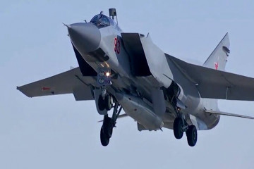 Misil Kinzhal bajo el fuselaje de un caza MiG-31. Foto: TwitterRSS_40