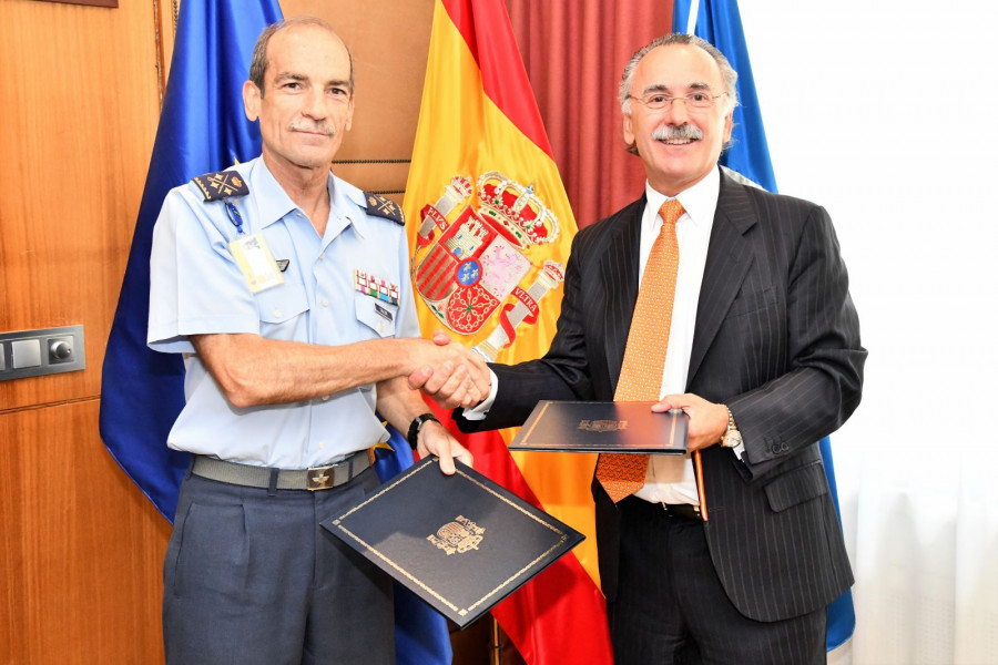 El teniente general Salom Piqueres y Luis Furnell en la firma del acuerdo entre el INTA y Tecnobit. Foto: Tecnobit-Grupo Oesía