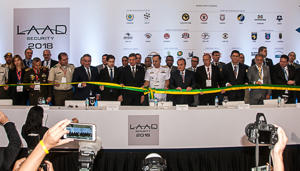 Autoridades, delegações estrangeiras e militares na foto oficial da LAAD Security 2018.