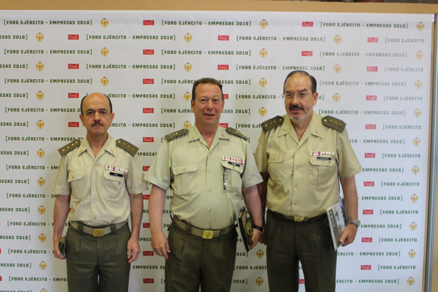 General de brigada Rafael Tejada, en el centro, junto con dos coroneles del MALE. Foto: Infodefensa.com
