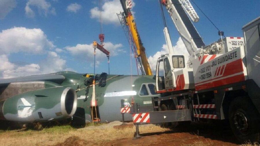A operação de resgate mobilizou dois guindastes de grande capacidade.