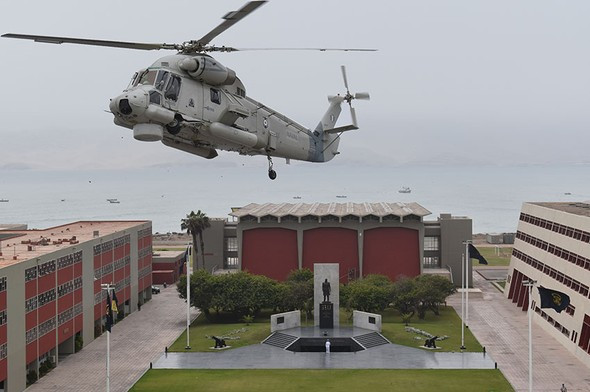 El primer SH-2G del Perú sobrevuela las instalaciones de la Escuela Naval, en el Callao. Foto: Marina de Guerra del Perú