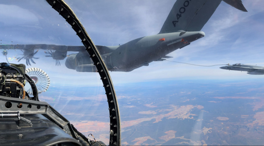 Prueba de suministro en vuelo desde un A400M a aviones EF-18. Foto: Airbus