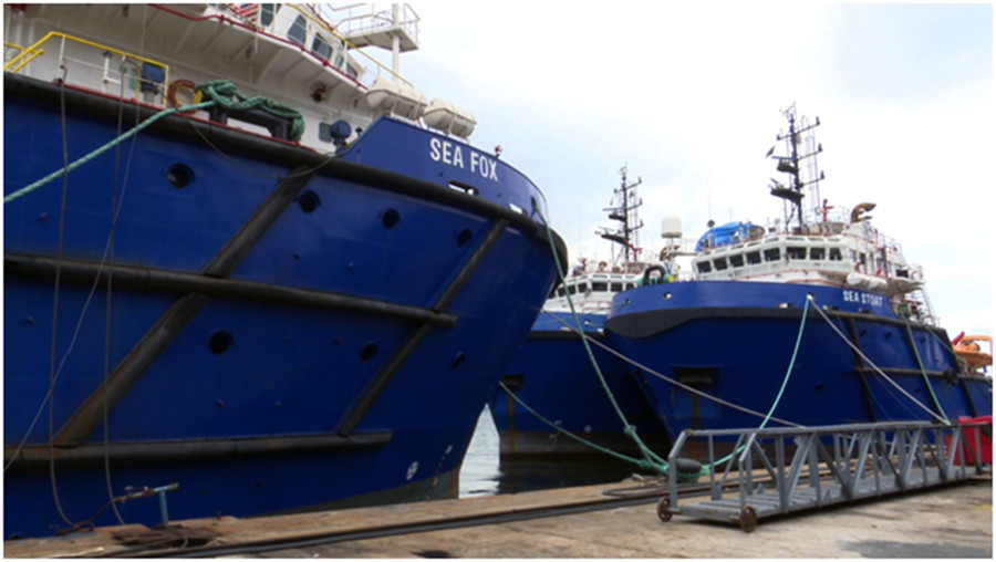 Representantes da Marinha, da EMGEPRON e da Deep Sea Supply assinam o protocolo de compra dos navios de apoio oceânico.