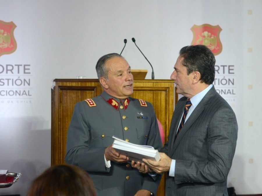El general Oviedo entrega el Reporte de Gestión Institucional 2017 al ministro de Defensa José Antonio Gómez. Foto: Ejército de Chile
