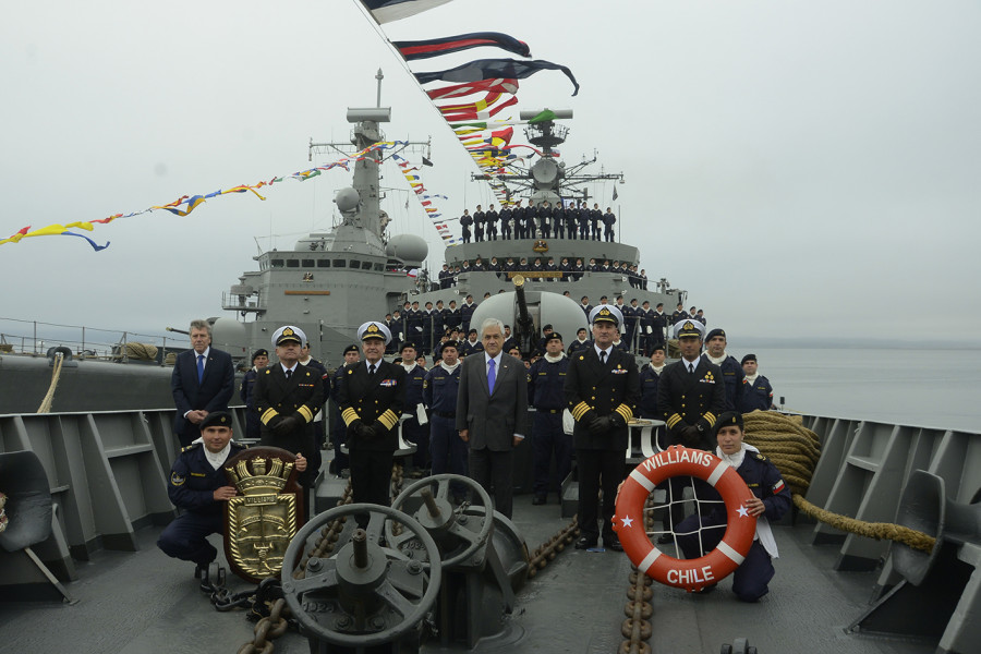 Presidente Piñera junto al almirante Leiva a bordo de la fragata Williams, buque insignia de la Escuadra Nacional. Foto: Armada de Chile