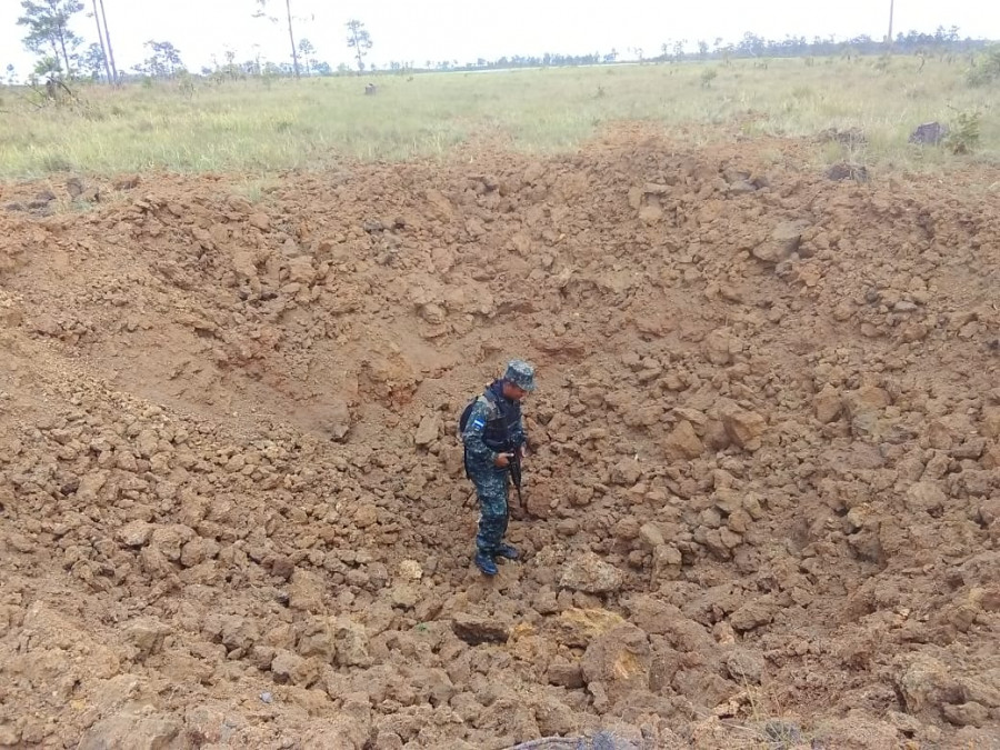 Detalle de la pista clandestina destruida a inicios de mayo en Honduras. Foto: Secretaría de Defensa de Honduras.