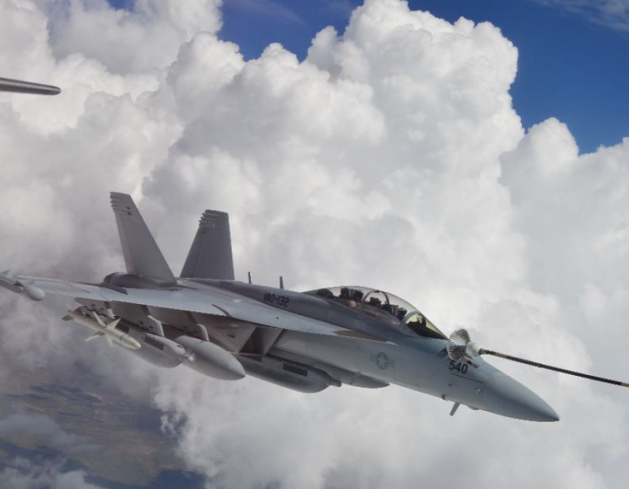 EA-18G en refuelling por el Júpiter. Foto FAC