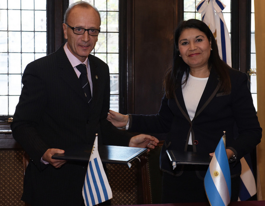 Fernanda Millicay y Daniel Núñez firman en memorándum. Foto: Cancillería argentina