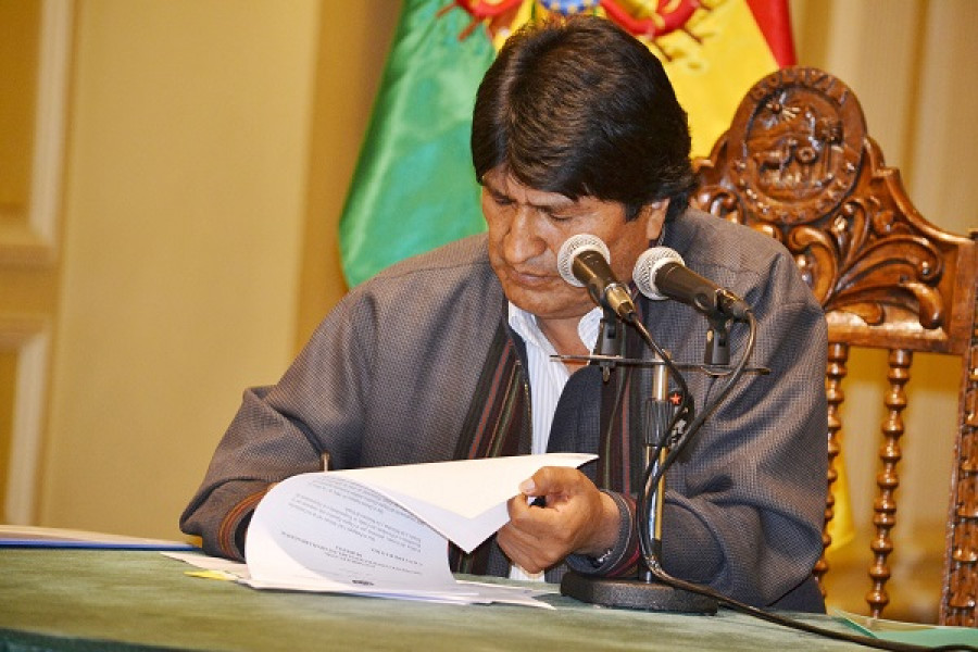 El presidente Evo Morales firmando la nueva ley de combate al contrabando. Foto: Agencia Boliviana de Información.