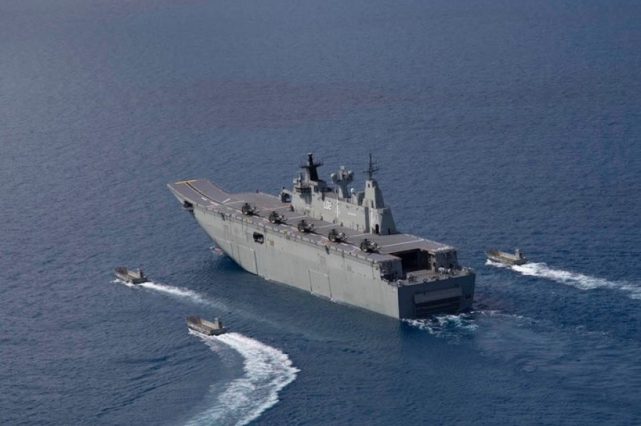 El LHD Camberra de Australia con sus helicópteros NH90 en la cubierta. Foto: Ministerio de Defensa