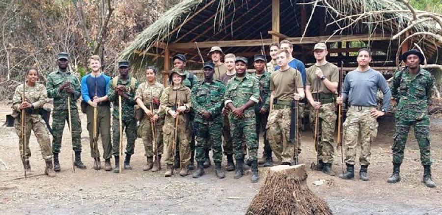 Cadetes del aire británicos y comandos guyaneses en la jungla sudamericana. Foto: Guyana Defence Force.