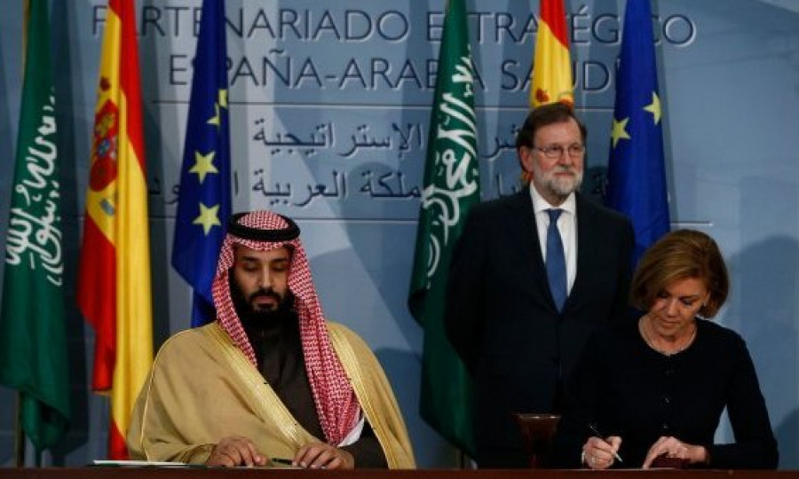 Cospedal y Bin Salman firman el acuerdo en el Palacio de La Moncloa. Foto: Ministerio de Defensa