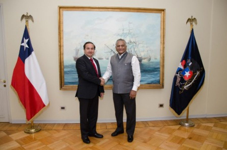 De la Maza junto al viceministro Kumar. Foto: Subsecretaría de Defensa.