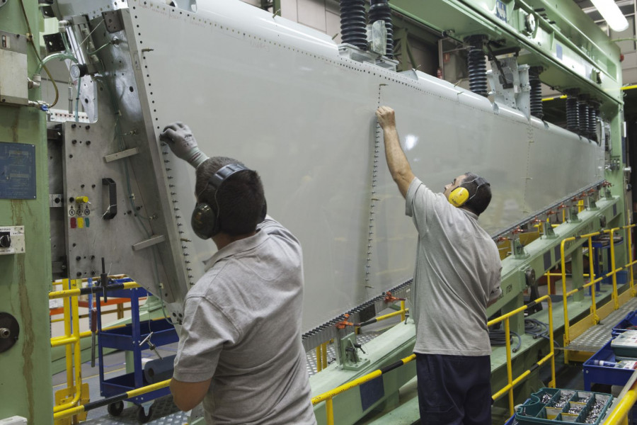 Operarios de la compañía trabajan en una de las estructuras. Foto: Aciturri