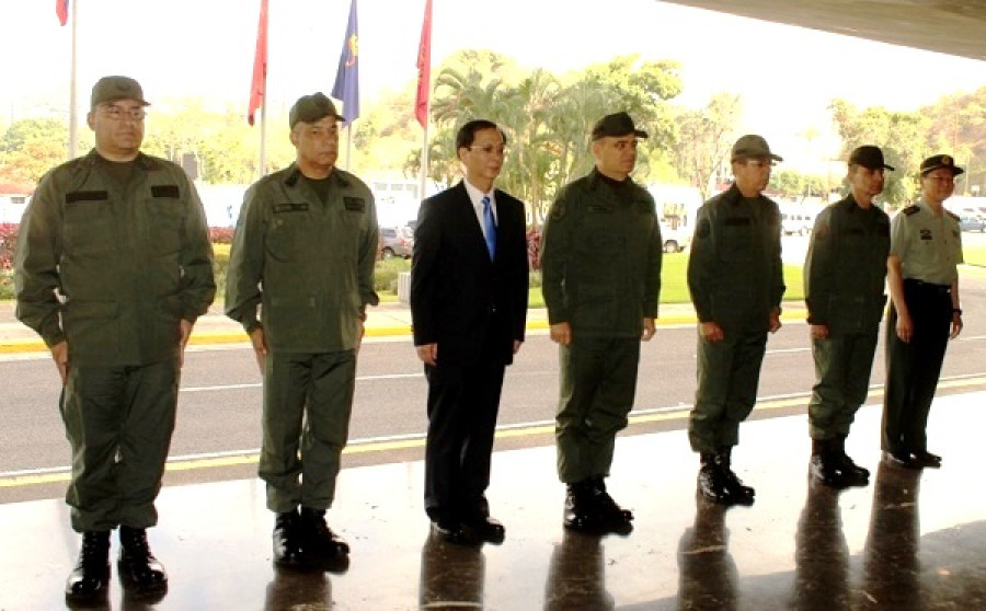 El ministro Padrino recibe al embajador chino en la sede del despacho. Foto: Ministerio del Poder Popular para la Defensa de Venezuela.