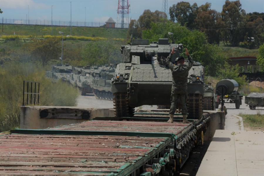Embarque de los vehículos en la base del El Goloso en Madrid. Foto: Ejército de Tierra
