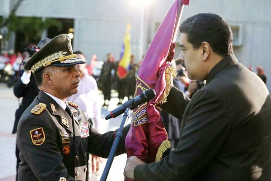 El general López recibe el estandarte de la Guardia Nacional de Maduro. Foto: Ministerio del Poder Popular para la Defensa.
