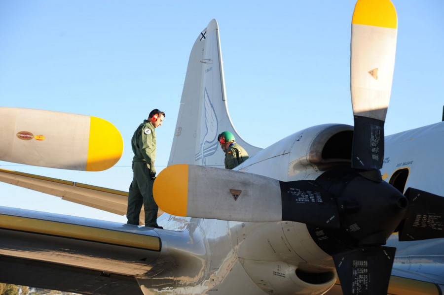 Personal de mantenimineto del avión P.3 Orion. Foto: Ejército del Aire