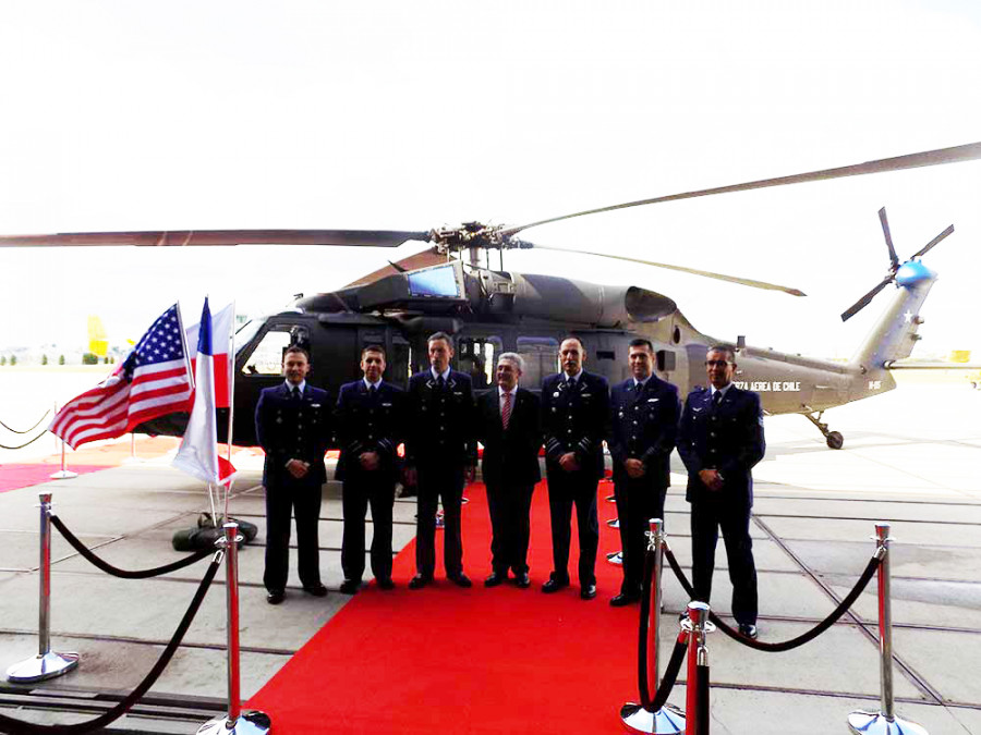 Delegación de la FACh junto a uno de los nuevos Black Hawk en PZL Mielec. Foto: FACh.