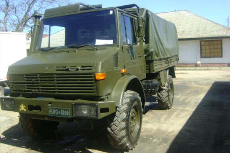 Camión Unimog 1300 del Ejército de Chile con toldo de campaña de Tarpulin. Foto: Tarpulin