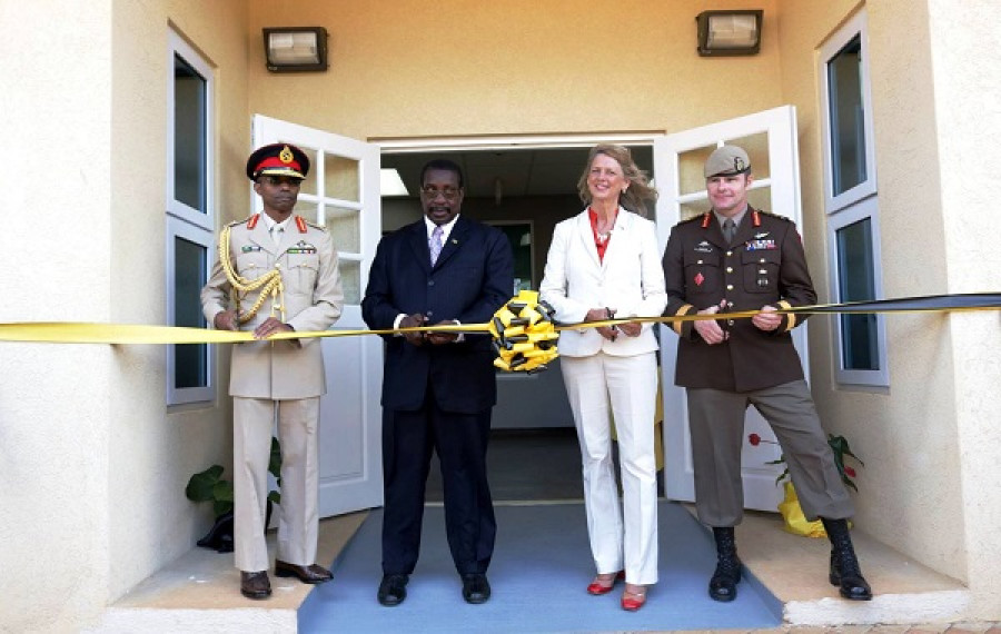 El ministro Montague y la comisionada Peters, a sus lados los generales Meade y Roleau. Foto: Jamaica Defence Force.