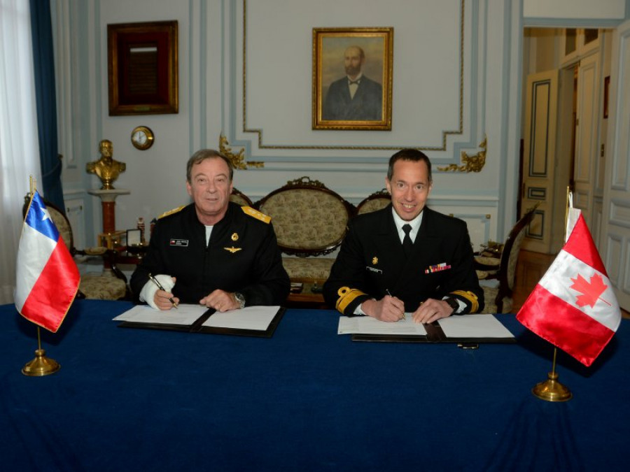 Vicealmirante José Miguel Romero y contraalmirante Gilles Couturier. Foto: Armada de Chile