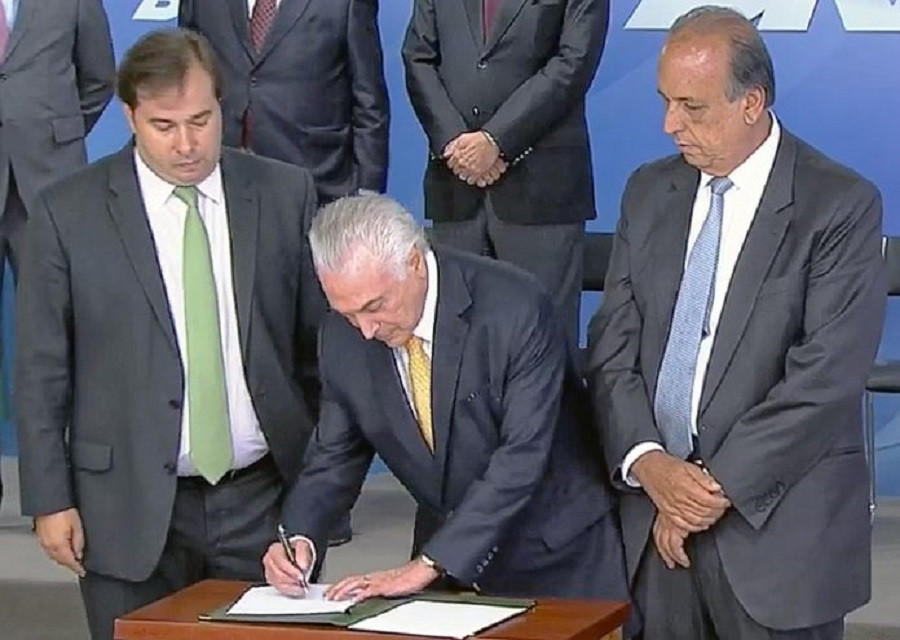 O presidente de Brasil,  Michel Temer, assina o decreto. Fotos: Agência BrasilExército Brasileiro.