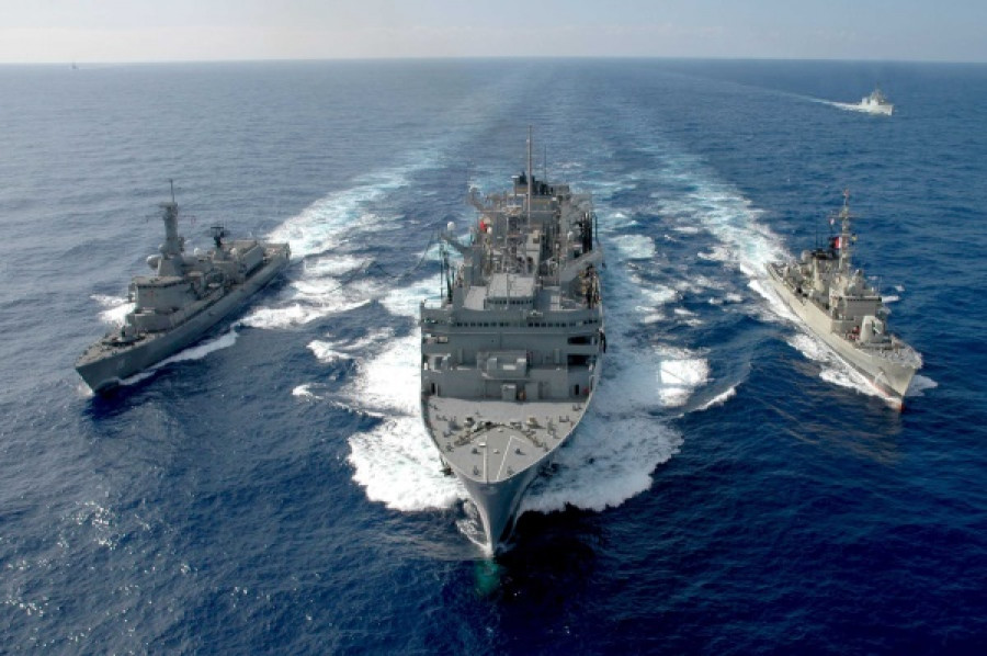 Fragatas de Perú y Chile con buque de aprovisionamiento de EEUU en una maniobra combinada. Foto: Marina de Guerra del Perú.
