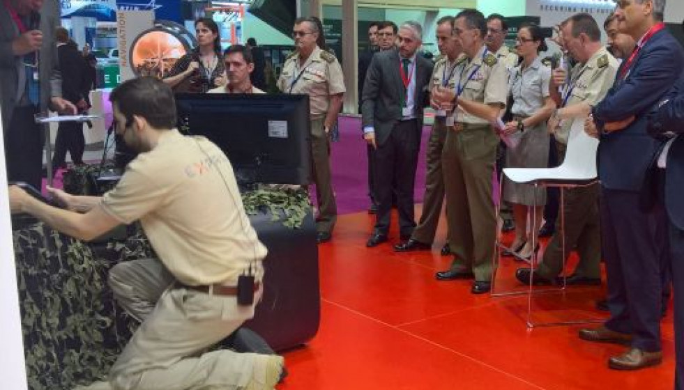 La delegación del MALE visita el estand de Expal en Eurosatory 2016. Foto: Infodenfensa.com