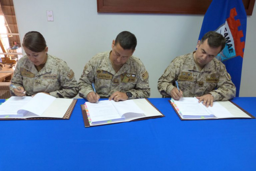 Firma de actas de traspaso de mando del Centro de Mantenimiento Industrial Pozo Almonte. Foto: Famae