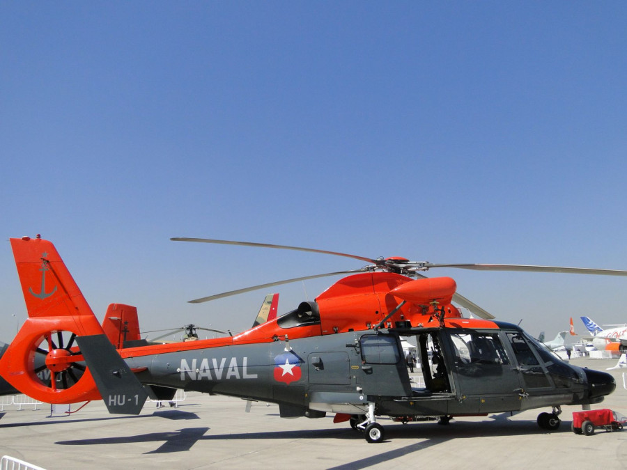 Helicóptero AS365 Dauphin Naval 53 presente en la exhibición estática de aeronaves de Fidae 2014. Foto: Nicolás GarcíaInfodefensa.com