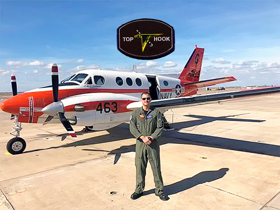 Piloto conquistou o prêmio Top Hook de pouso em porta-aviões da US Navy. Na foto, ao lado de um T-44 Pégasus.