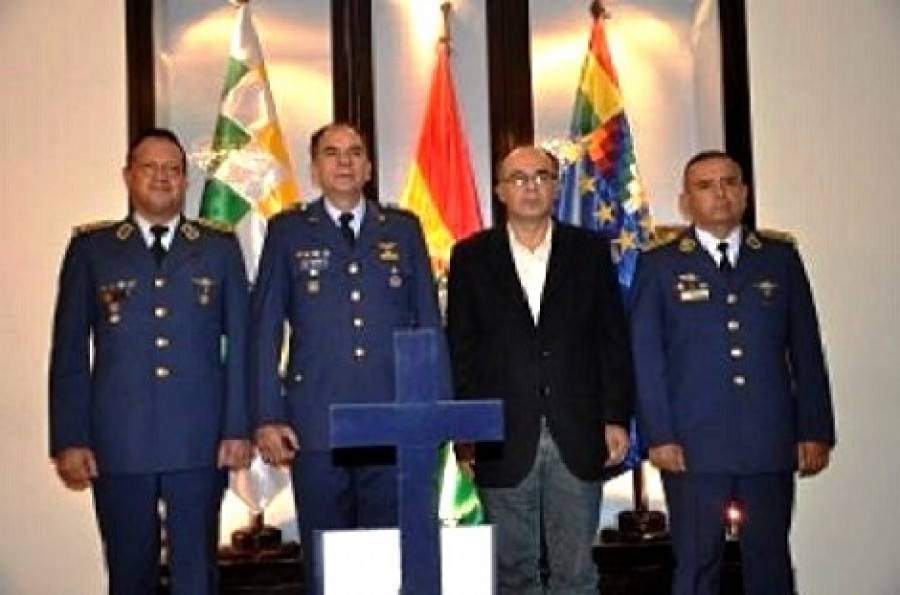 El ministro Ferreira acompañado del comandante de la FAB y los gerentes de TAM y TAB. Foto: Ministerio de Defensa de Bolivia.