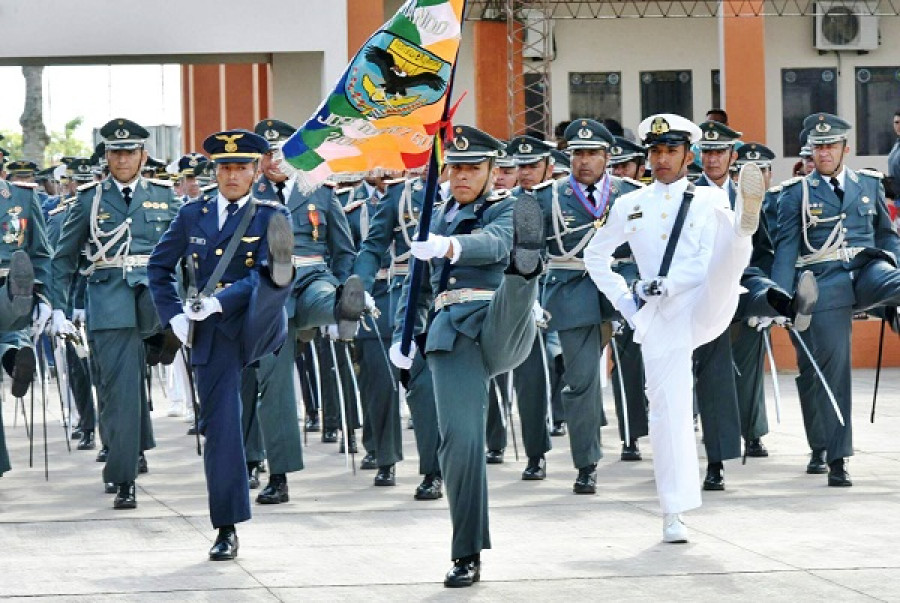 Militares de distintas fuerzas desfilan en el acto de graduación de la Escuela Antiimperialista. Foto: Agencia Boliviana de Información.
