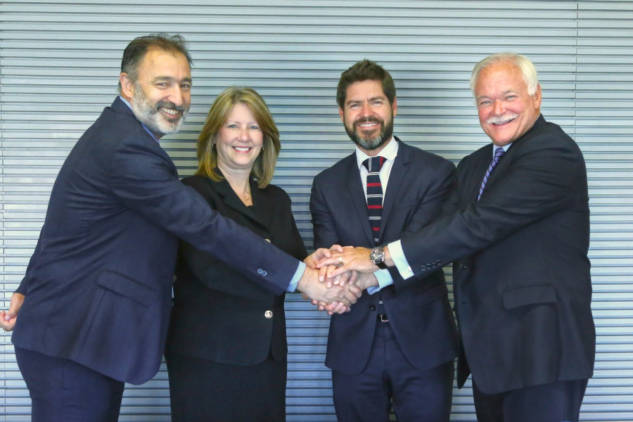 Firma del acuerdo entre las compañías. Foto: Indra