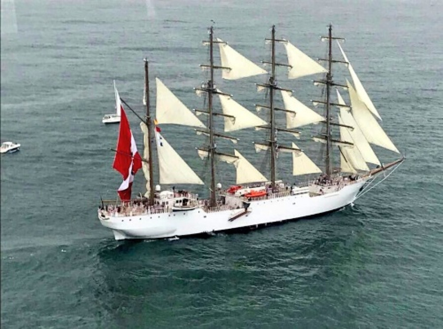 El buque escuela a vela BAP Unión´ en la Costa Verde, la bahía de Lima. Foto: Marina de Guerra del Perú.