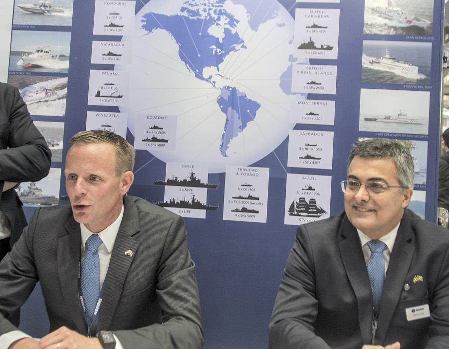 Alencar Leal, cliente sales responsable de Saab de Brasil, y Magiel Venema, naval sales del astillero DAMEN Holanda.