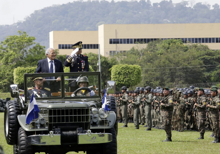 El presidente Salvador Sánchez Cerén, acompañado del ministro de Defensa. Foto: Presidencia de El Salvador.