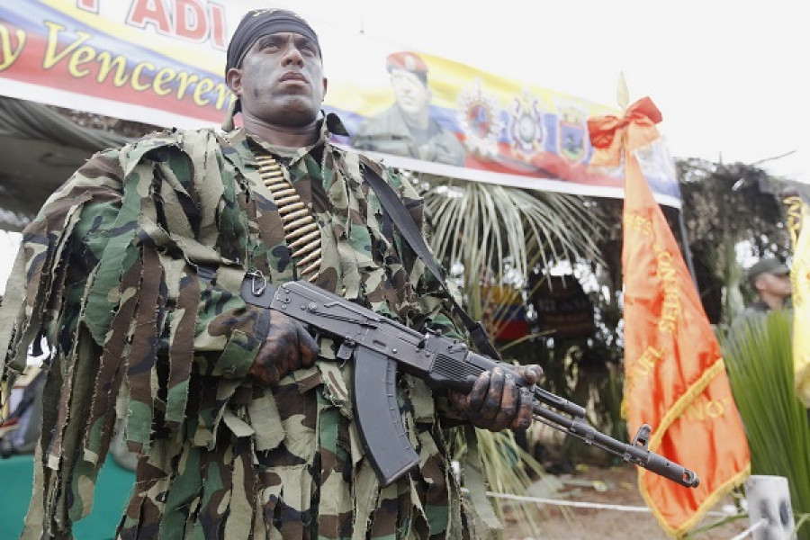 Comando del Ejército de Venezuela portando un fusil de asalto Kalashnikov AK-103. Foto: Agencia Venezolana de Noticias.