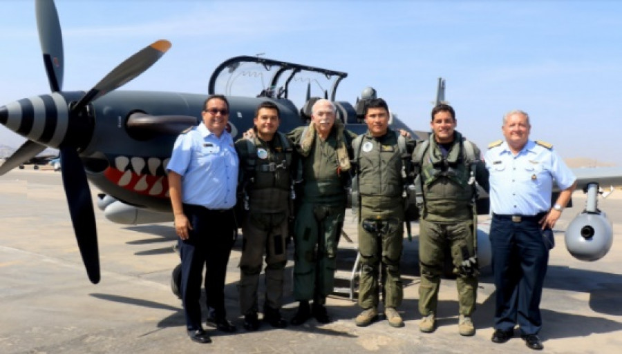 El congresista Carlos Tubino rodeado por pilotos FAP y personal del Seman tras vuelo en un KT-1P. Foto: Fuerza Aérea del Perú