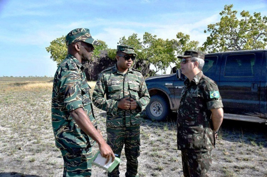 Ingenieros militares de Brasil y Guyana durante la prueba de campo en la Región 9. Foto: Guyana Defence Force.