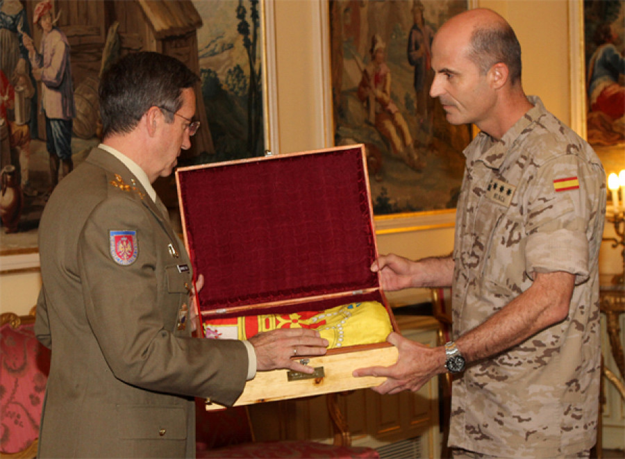 El general Murga en la imagen coronel junto con el anterior JEME, Jaime Domínguez Buj. Foto: Ejército