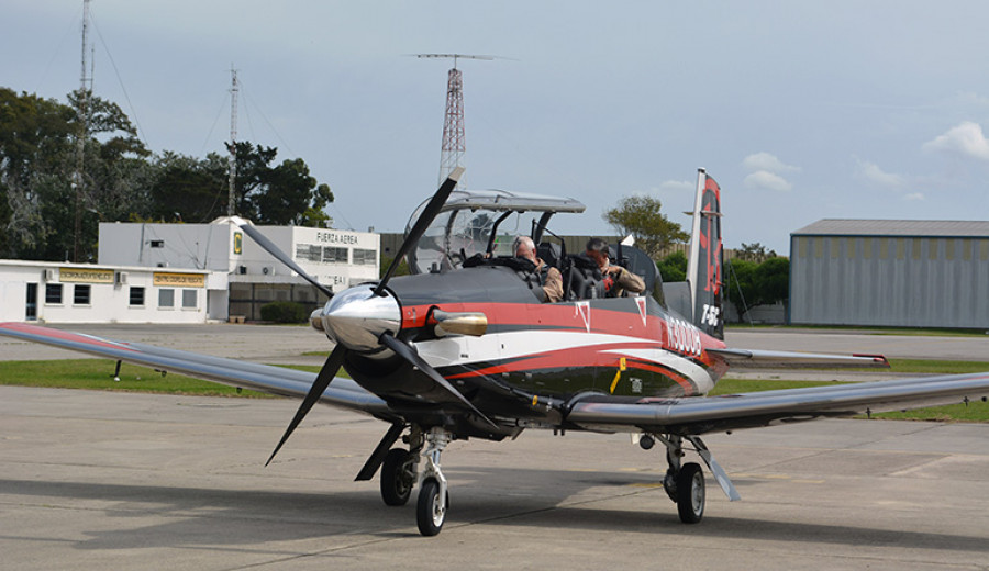 BeechcraftRaytheon T-6C Texan II en Uruguay. Foto: FAU
