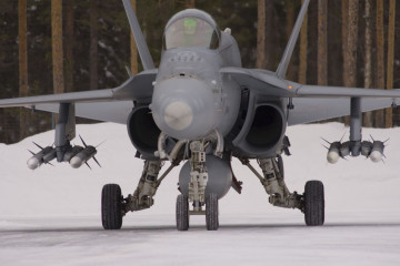 Misiles Amraam bajo las alas de un avión de combate F-18. Foto: Raytheon