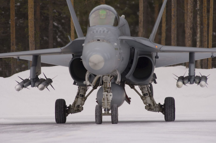 Misiles Amraam bajo las alas de un avión de combate F-18. Foto: Raytheon