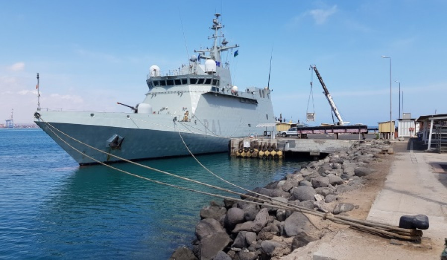 El BAM Meteoro en el muelle francés de Yibuti, en abril de este año. Foto: Armada de España