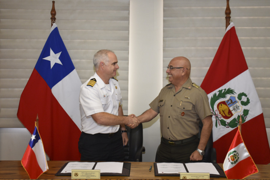 Firma del acta de Primera Reunión de Planificación 2018 entre representantes de Chile y Perú. Foto: Estado Mayor Conjunto de Chile